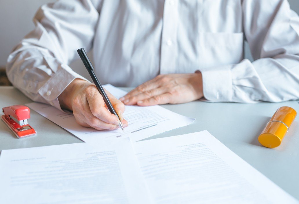 contrato intermitente - pessoa assinando contrato