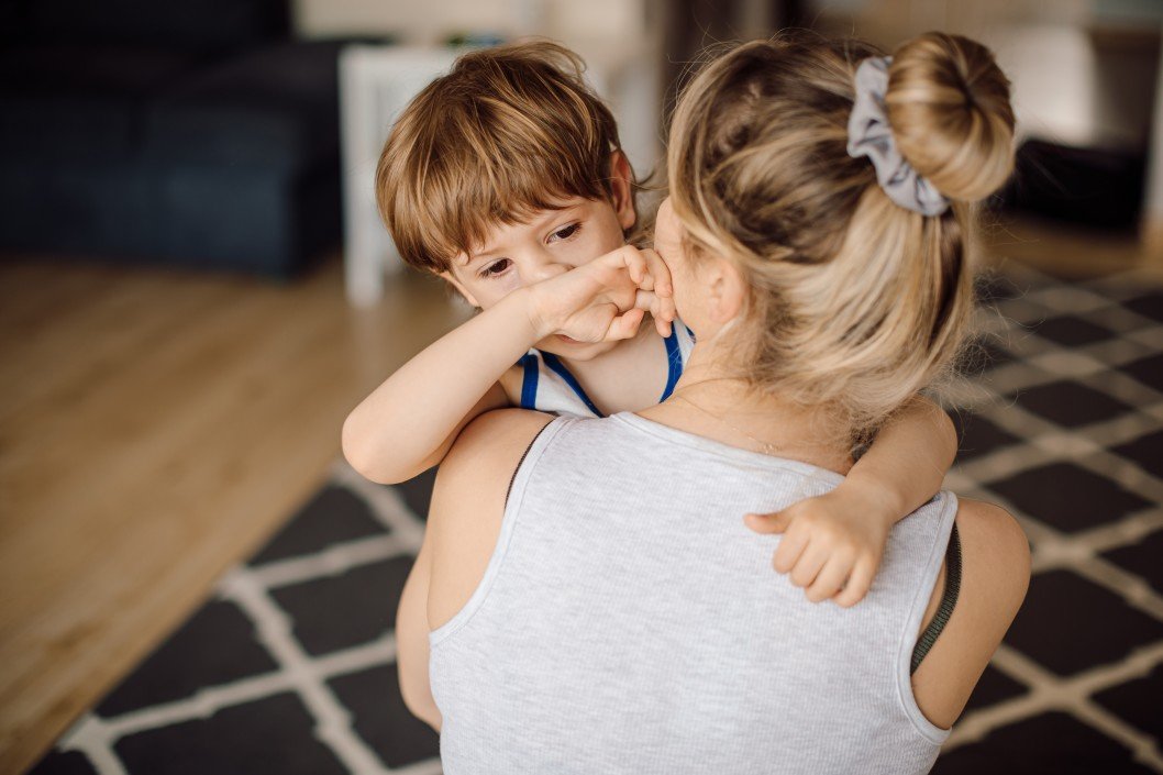 pensão por morte para filhos - Mãe e filho chorando